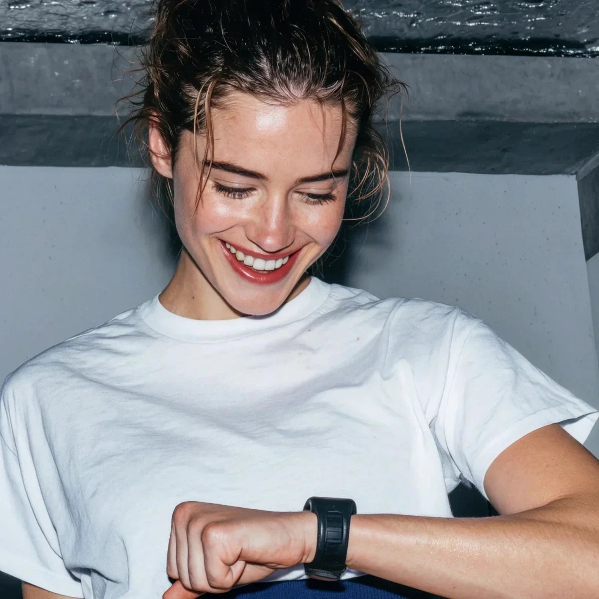 Frau schaut beim Fasten auf die Uhr