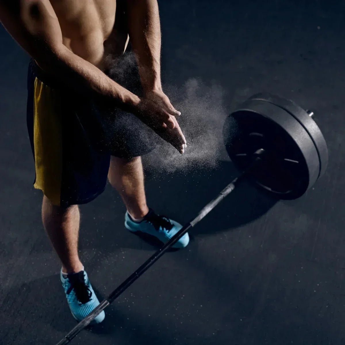 Mann bei Gewichtheben