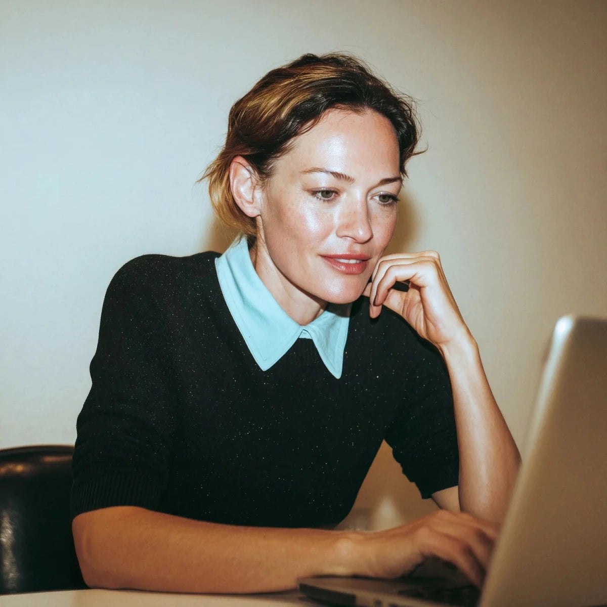 Frau schaut auf Laptop