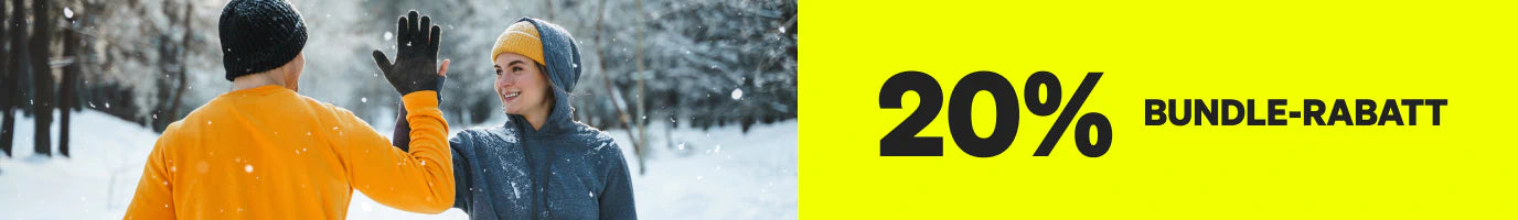 Zwei Personen in Winterkleidung geben sich draußen im Schnee die Hand. Auf einem gelben Transparent neben ihnen steht "20% BUNDLE-RABATT".